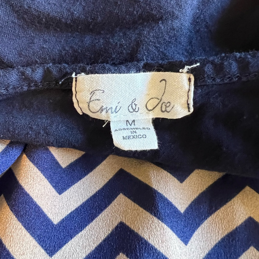 Emi & Joe Short Sleeve Chevron Navy & Tan Blouse Size Medium - Picture 4 of 4